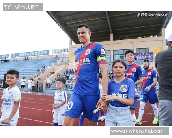 小孩感动足球球星送上亲手制作礼物球星暖心回应视频温馨瞬间