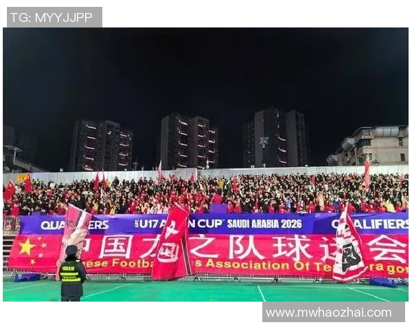 球迷现场激动万分亲眼见到偶像级足球巨星风采全场欢呼