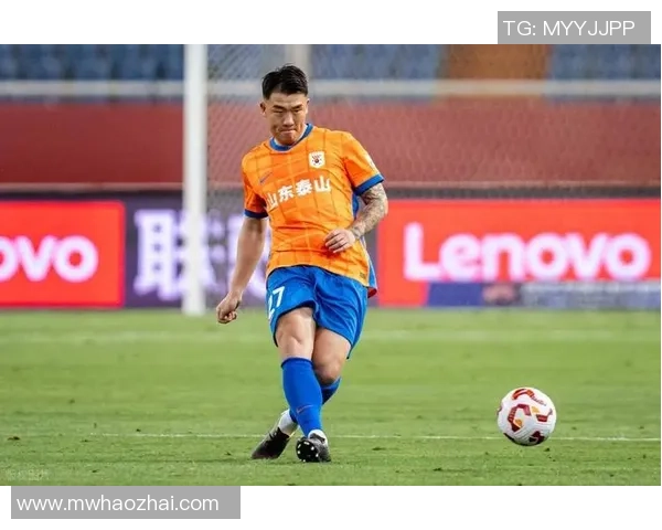 足球场上飞速奔跑的顶级球星是谁谁的速度与激情让对手望尘莫及