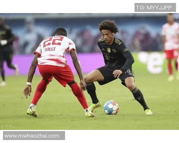 足球球星倾情呵护妻子爱意满满他们的甜蜜生活与不为人知的浪漫瞬间